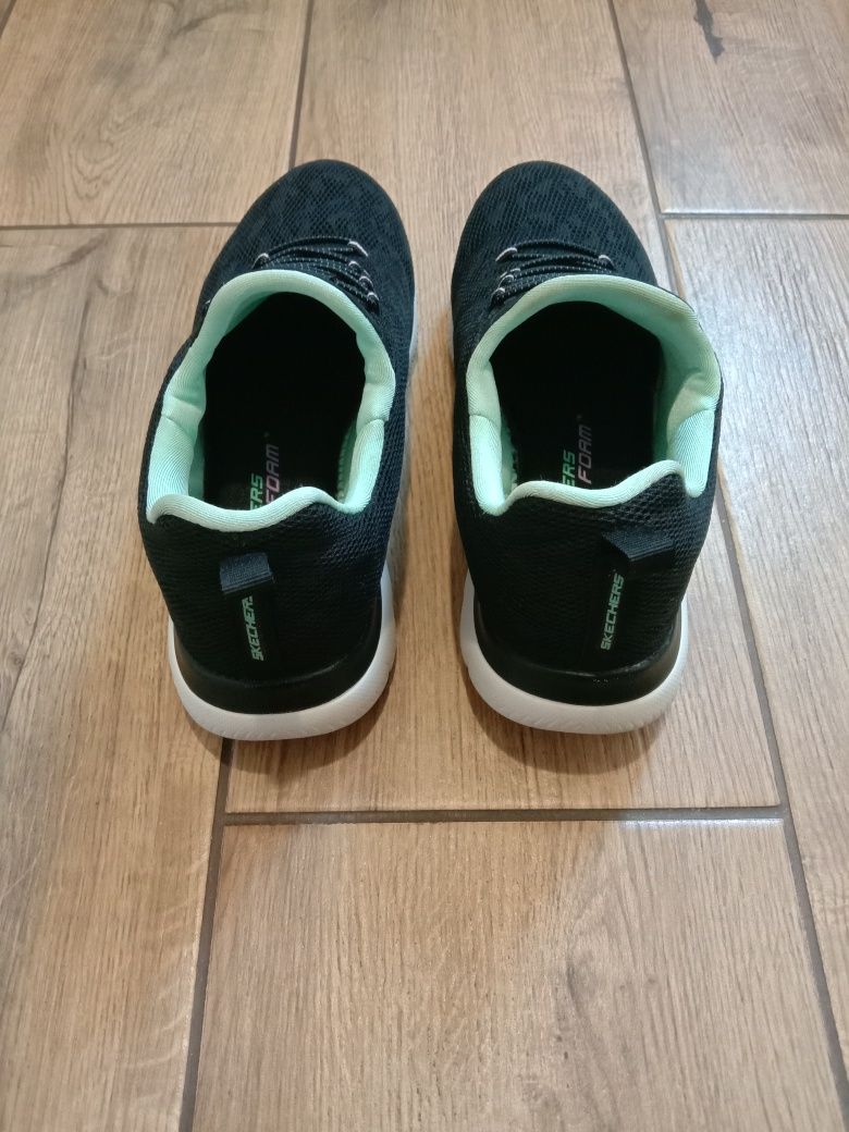 Кросівки Skechers.