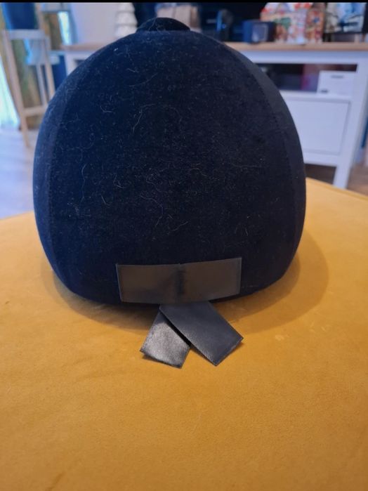 Czarny toczek jeździecki