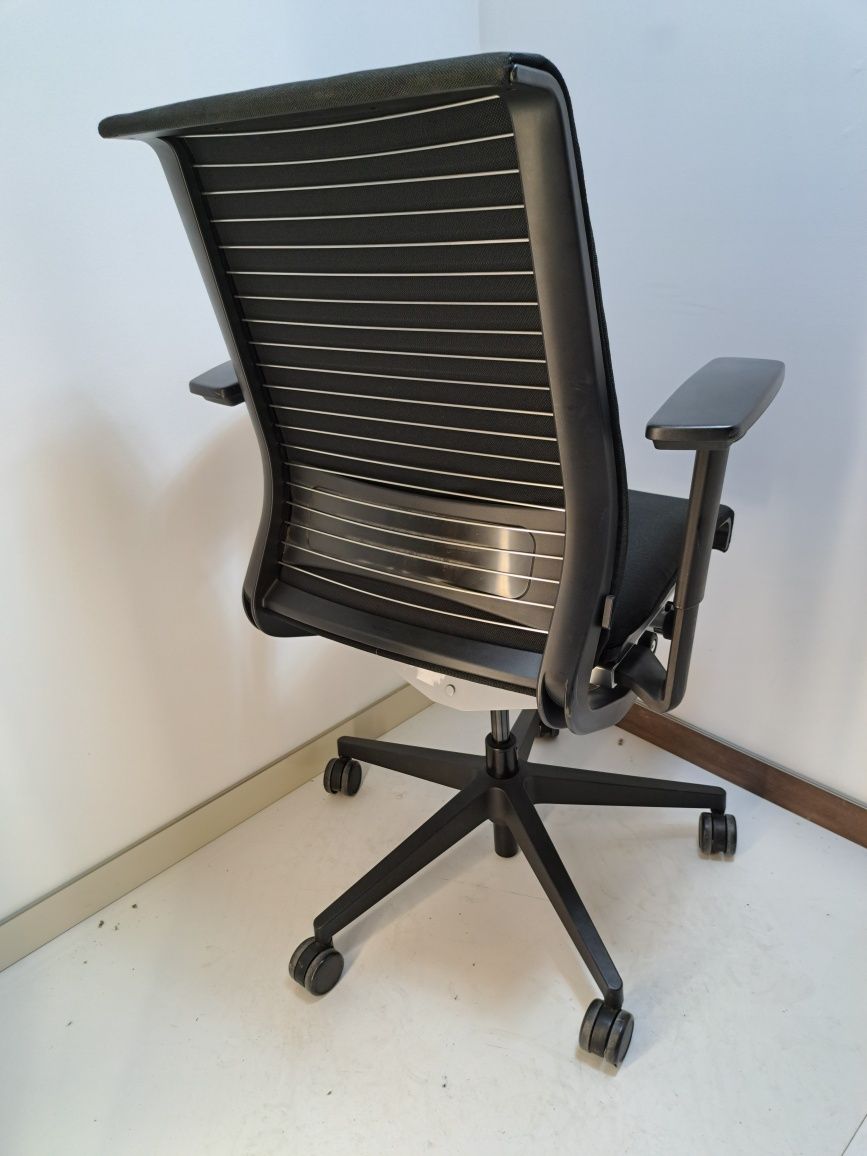 Fotel biurowy obrotowy Steelcase Think czarny,