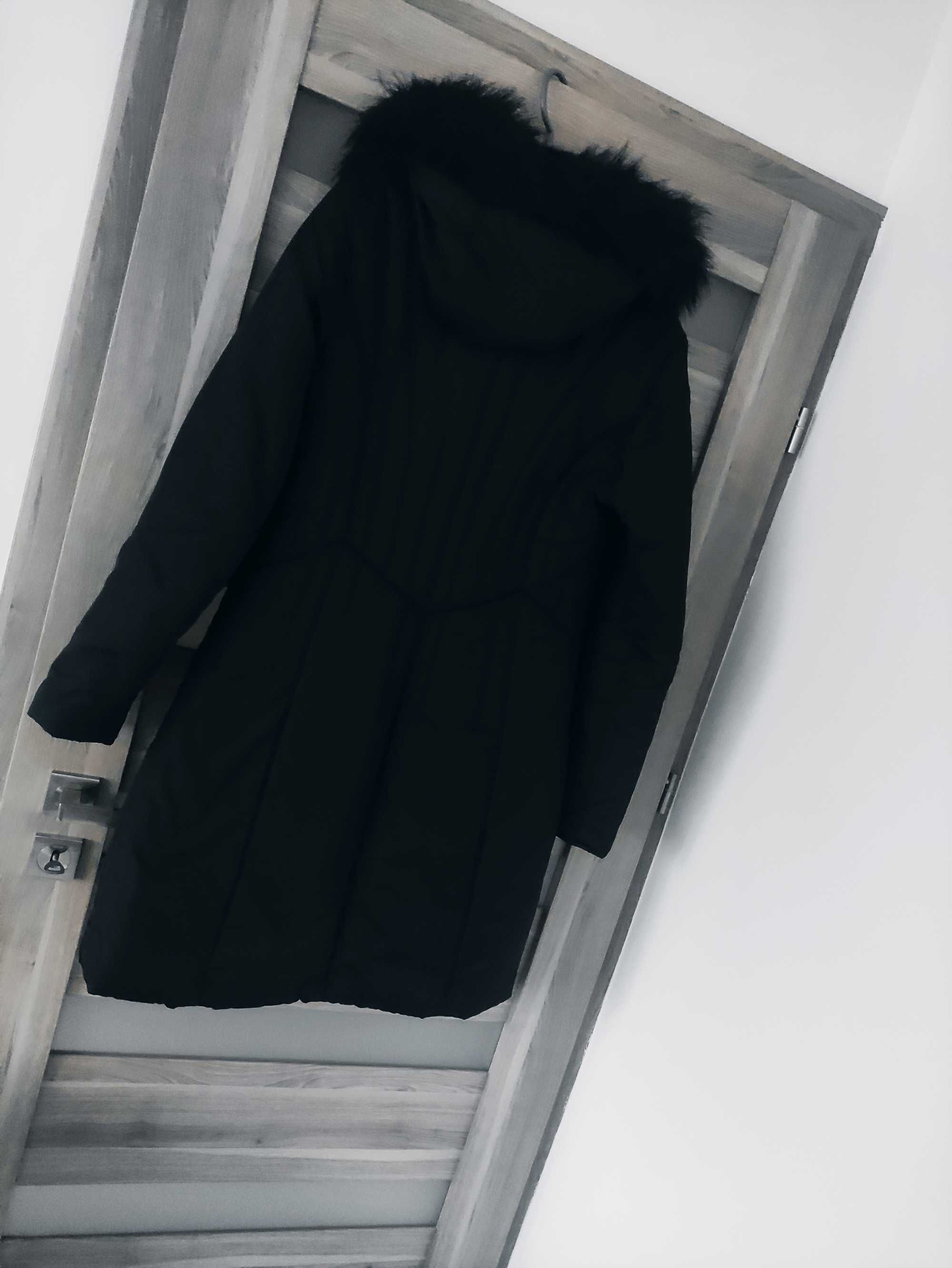 Czarna ocieplana kurtka pikowana z kapturem z futerkiem