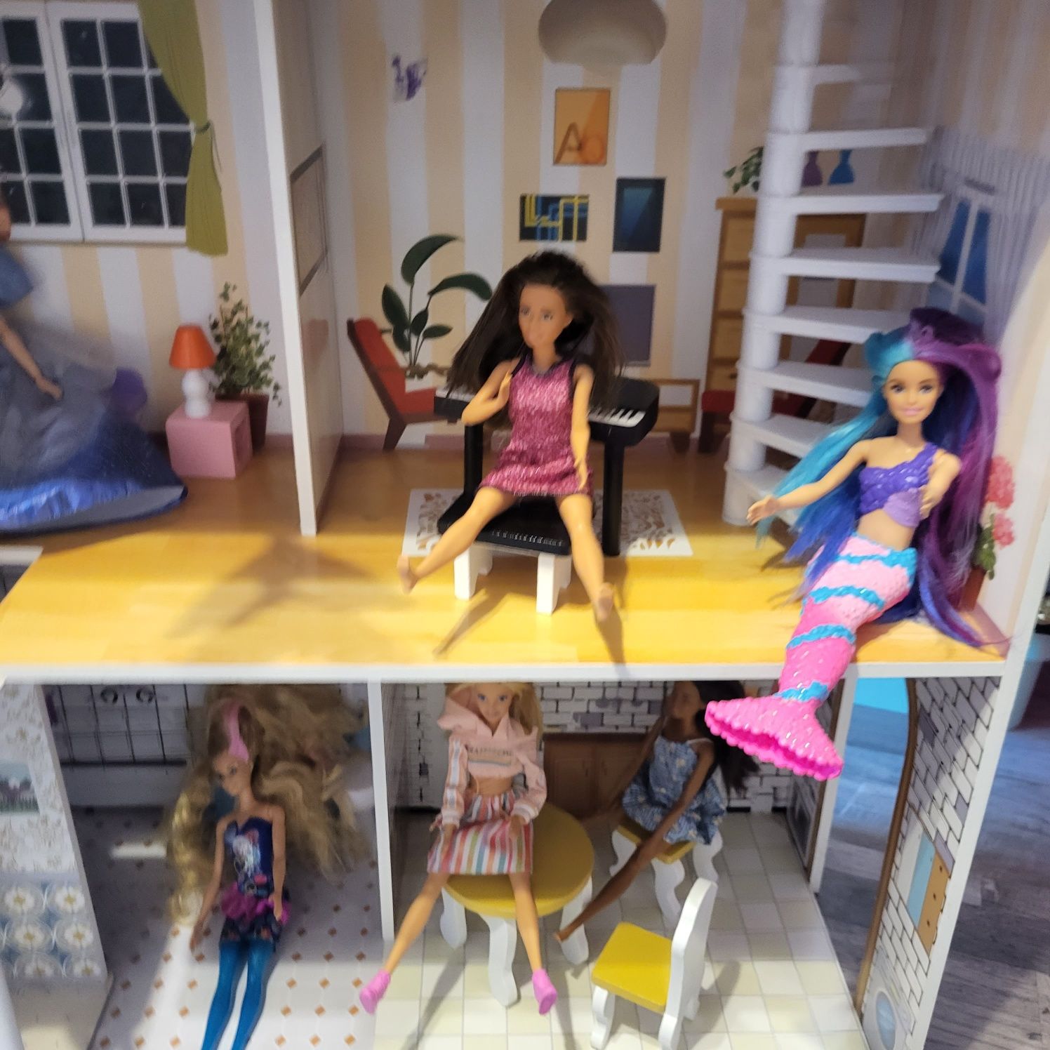 Domek dla lalek wraz z akcesoriami i lalkami Barbie