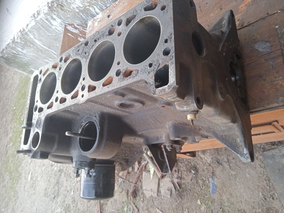 Блок двигуна з поршнями ваз 2107