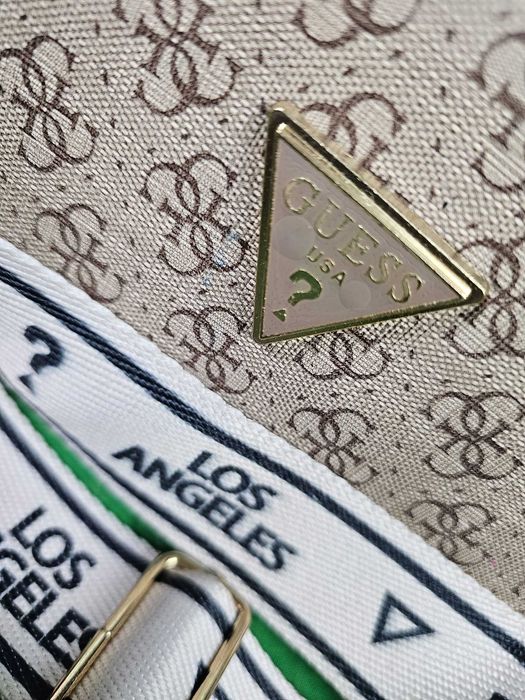 Torebka listonoszka Torba Bez monogram Guess skórzana kuferek Premium