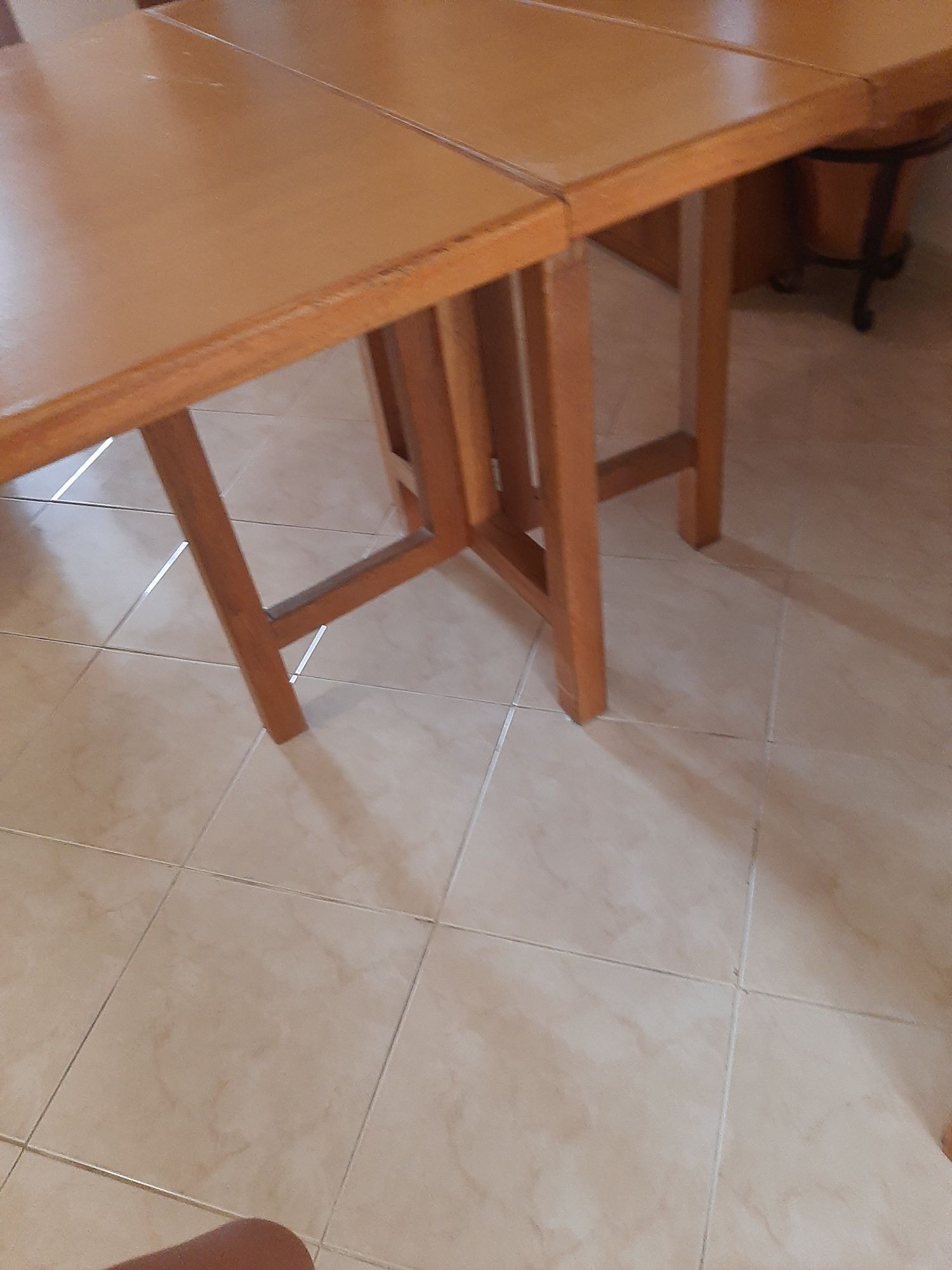 Mesa extensível em madeira