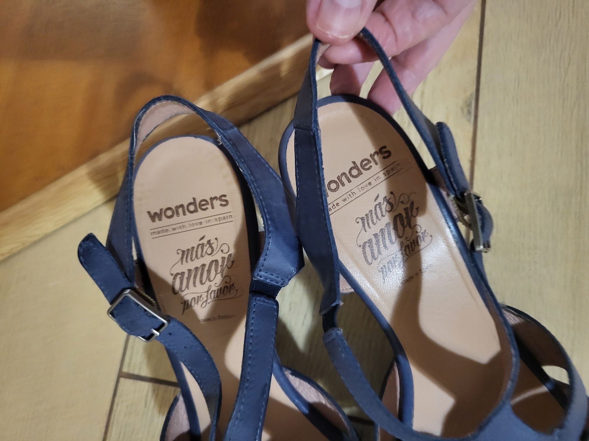Sandały skórzane Wonders stylowe na obcasie 40