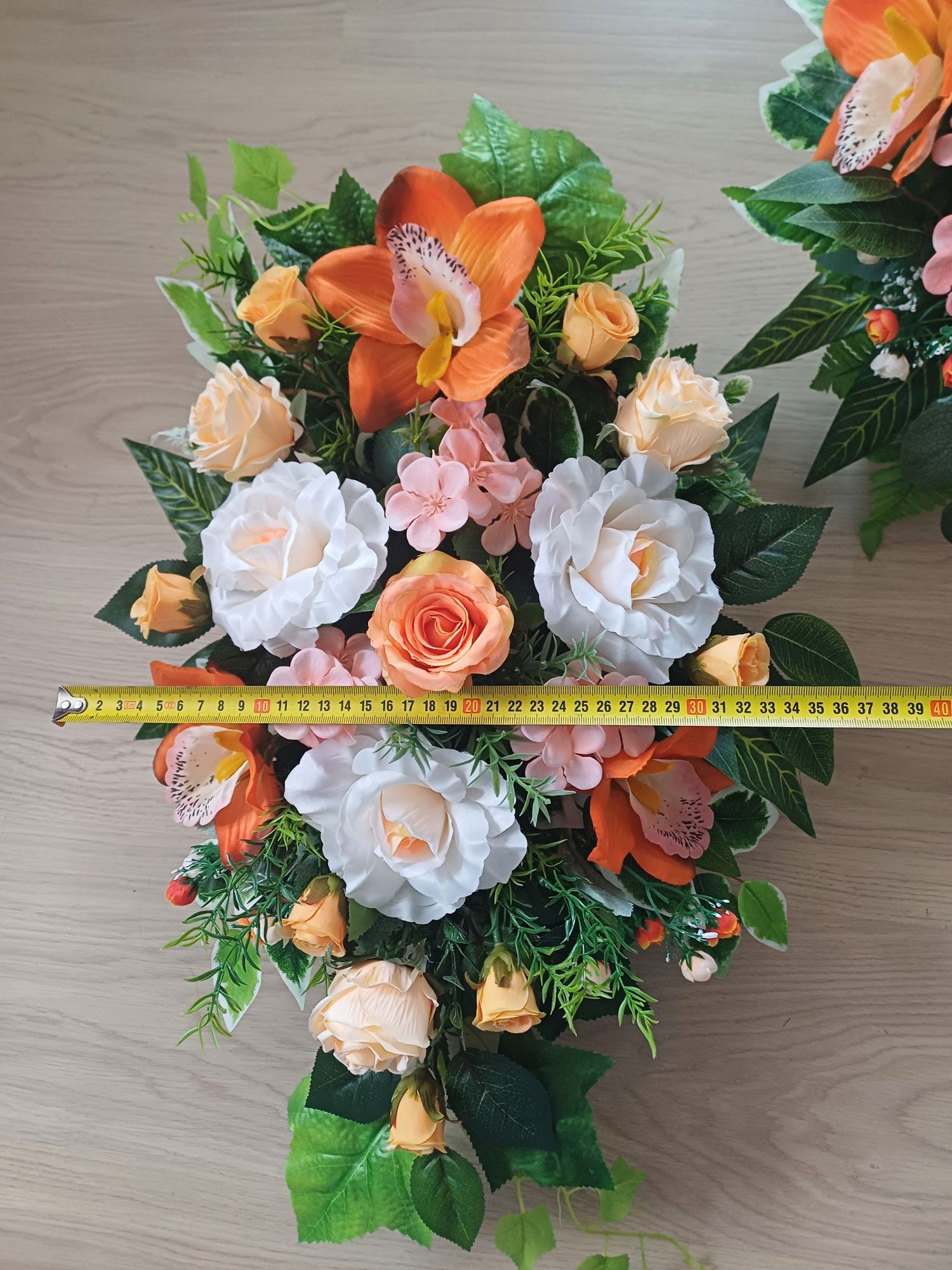 Pomarańczowy zestaw orchidea wiązanka stroik bukiet z wazonem na grób