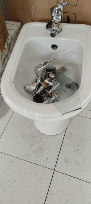 Bidé com torneira e acessórios
