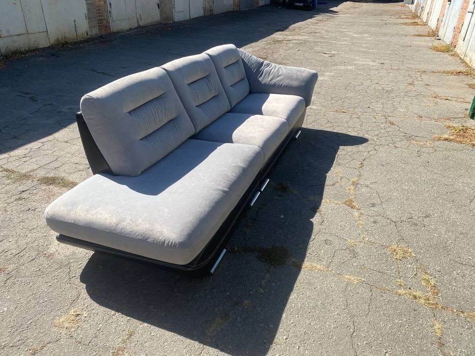 Прямий сучасний диван