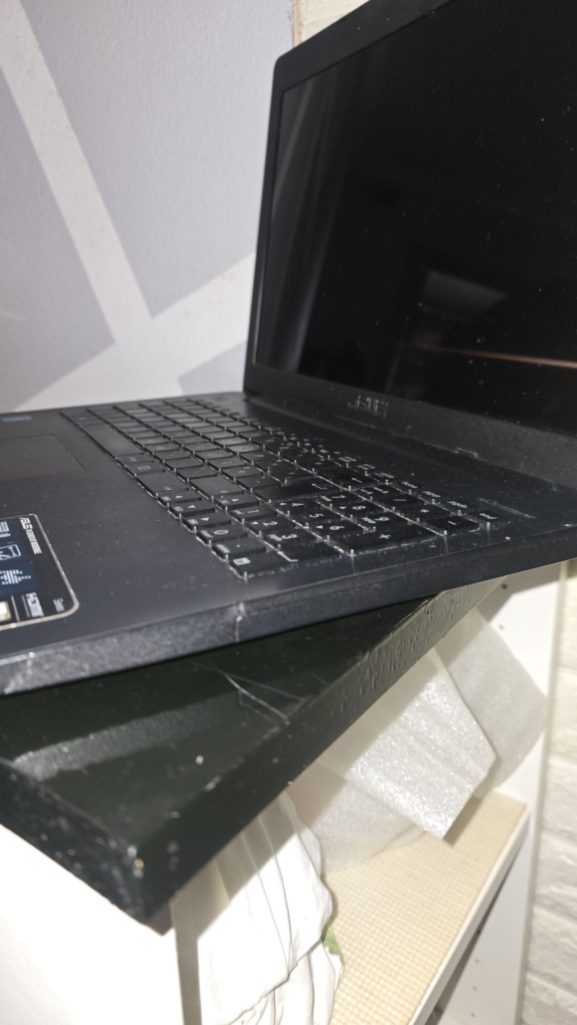 Portátil Asus F553M