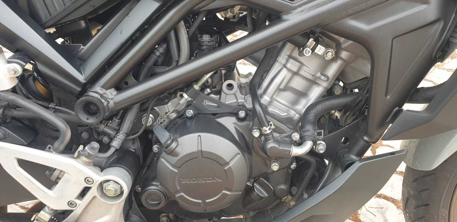 Honda CB125R (15cv) de 2021, em bom estado.