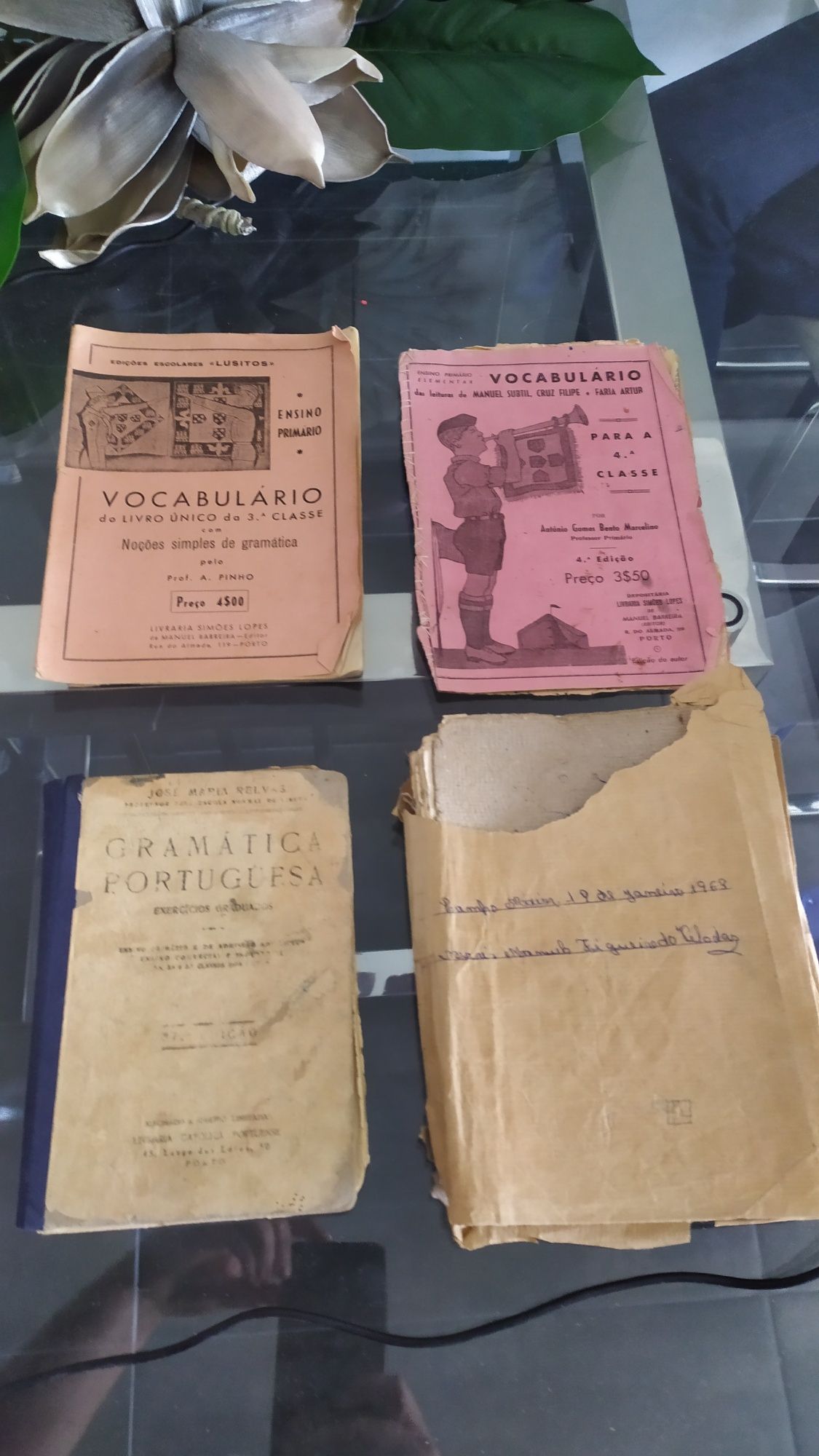 Conjunto antigo de manuais de português com mais de 70 anos