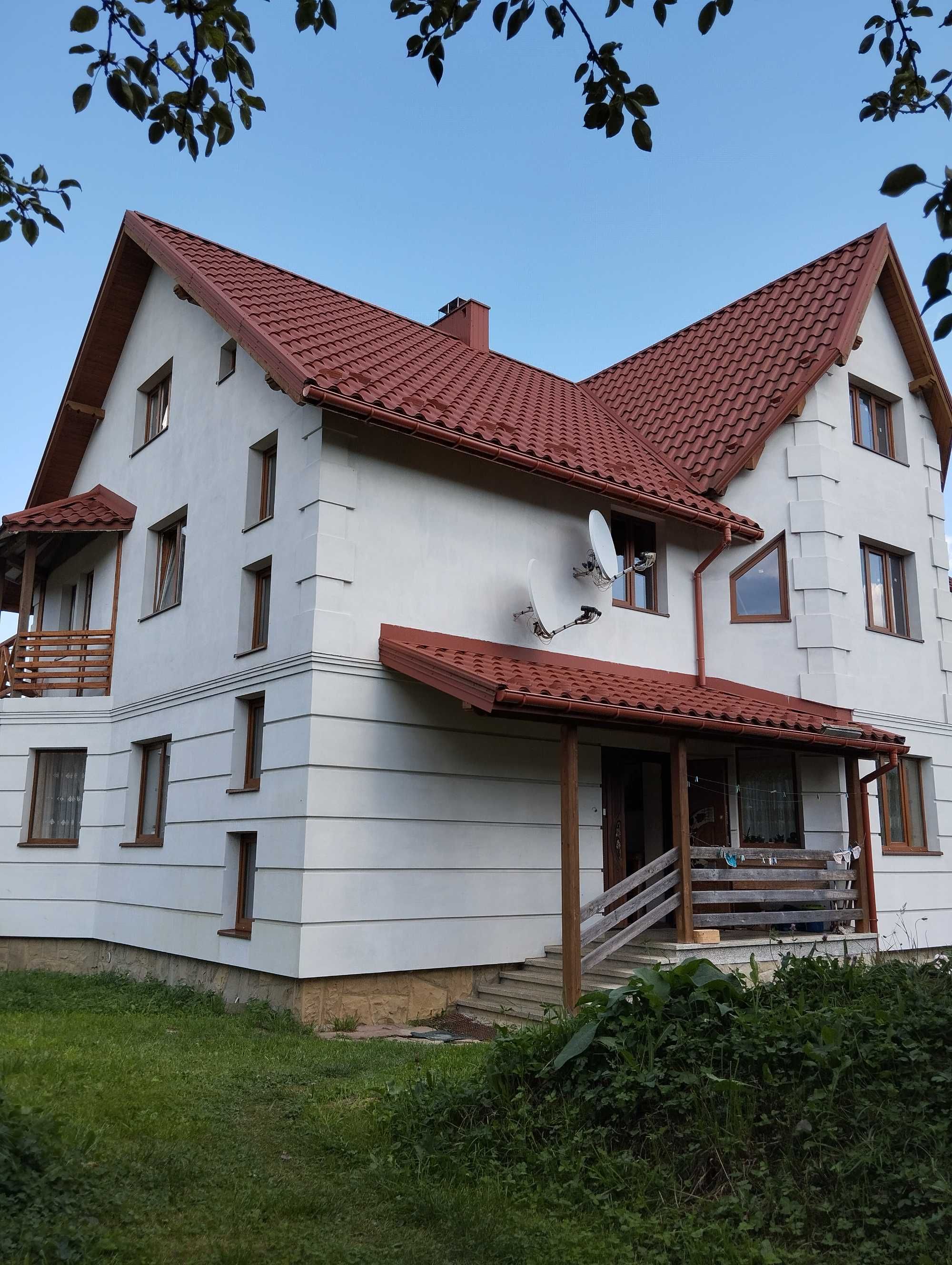Відпочинок в Яремче, Азалія, поруч є чани та басейн