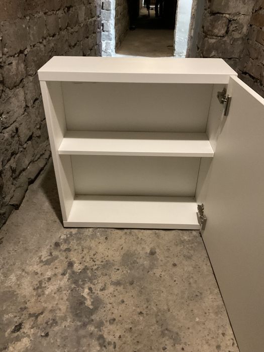 Biała szafka wisząca