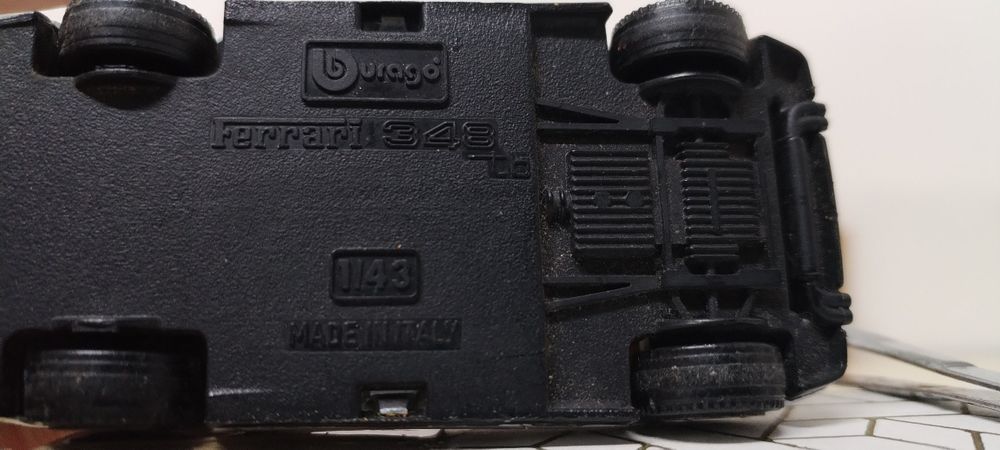 Miniaturas 1/43 Ford Mustang e Ferrari