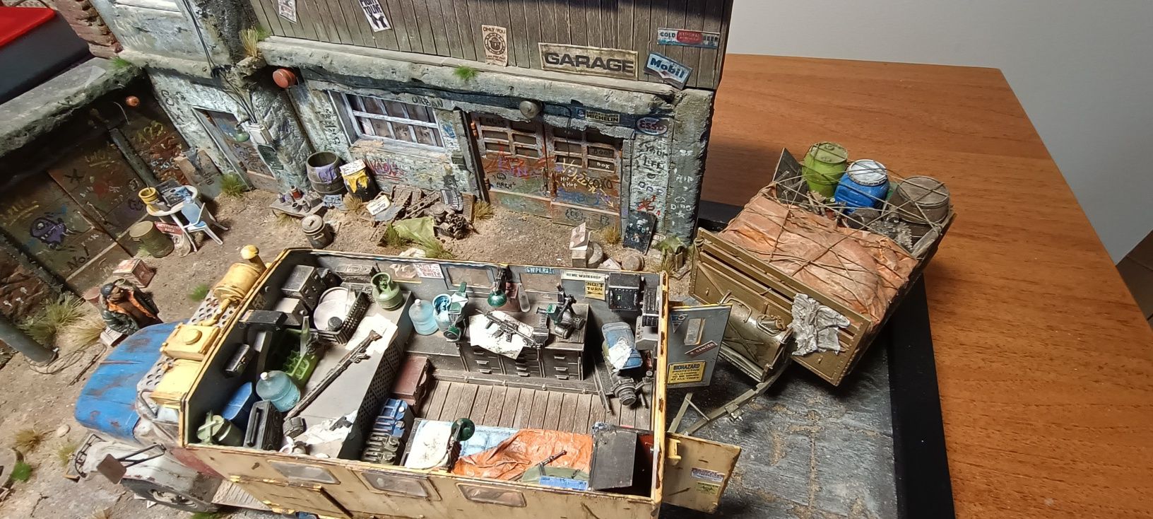 Diorama, postapo, model ził131 podświetlony.