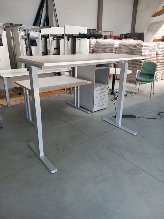 Biurko elektryczne z elektrycznie regulowanym blatem