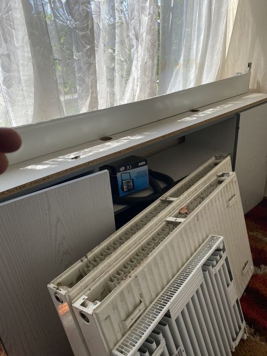 Biurko z zamykanymi szafkami