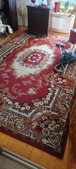 Dywan duży w bardzo dobrym stanie.