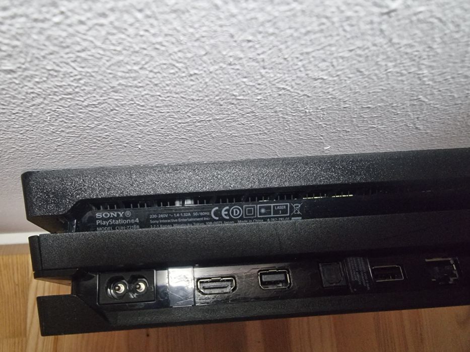 Ps4 pro w bardzo dobrym stanie  CUH16B problem z oprograwowaniem