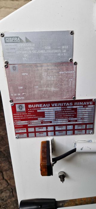 Camião cisterna combustivel