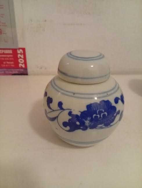 Chiński ceramiczny dekoracyjny w kwiatki pojemniczek albo wazonik :