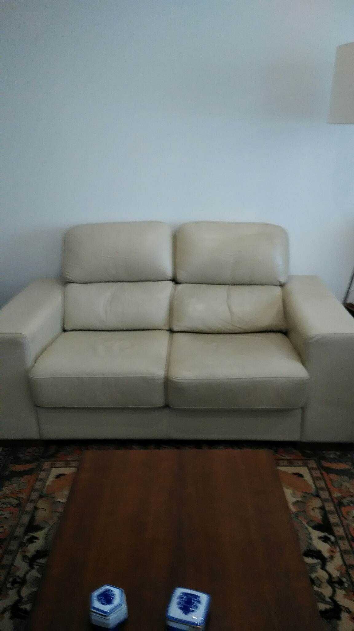 Sofá bege 2 lugares