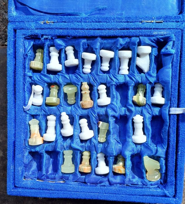 Шахмати  з каменю  онікс по штучно
