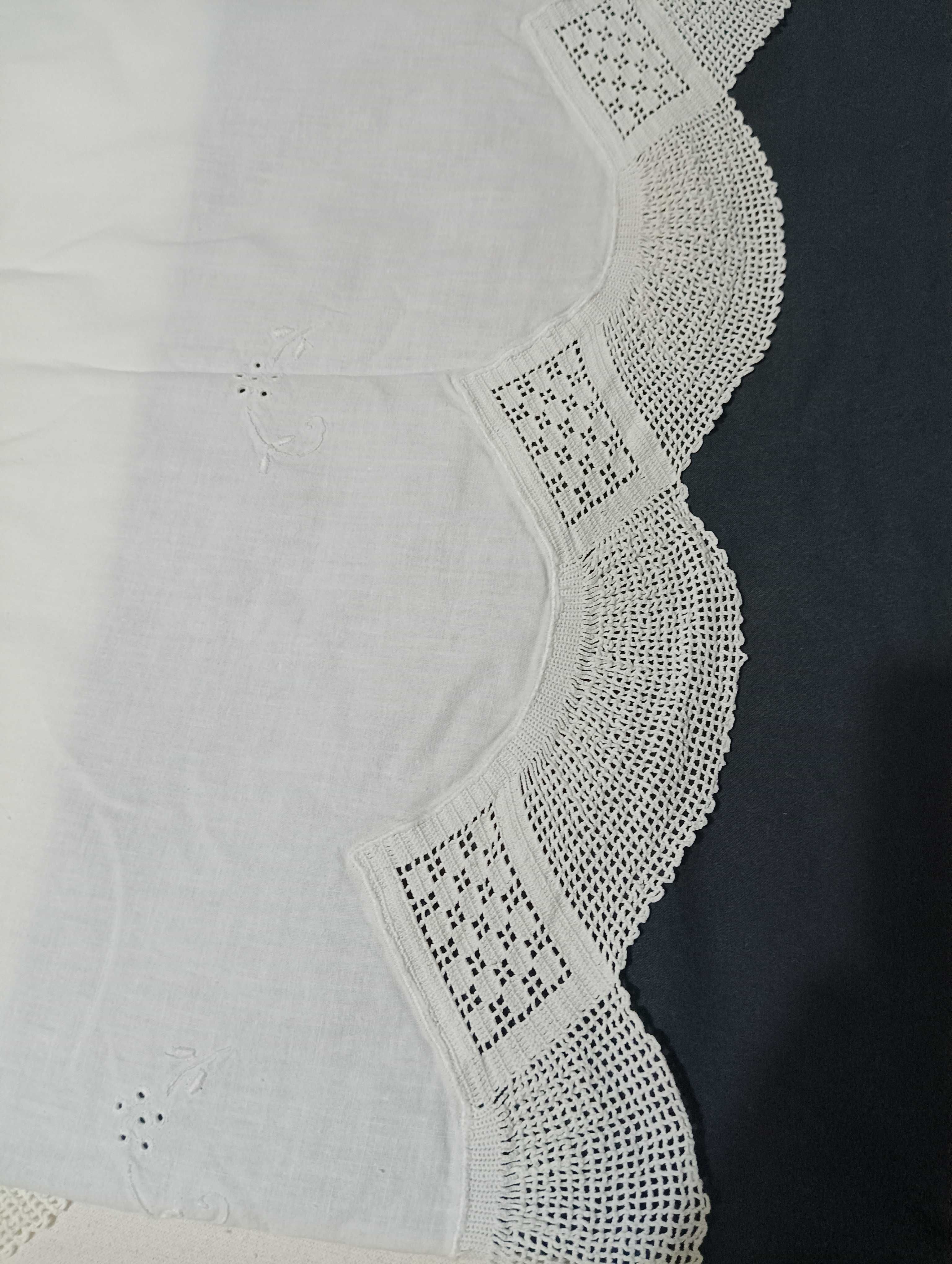 Lençol de cama antigo com renda e bordados