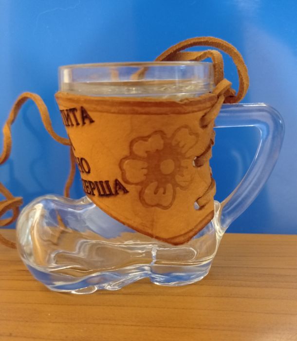 Рюмка-сувенир в натуральной коже с кожаным шнурком