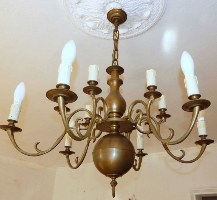 Duży żyrandol w stylu flamandzkim.