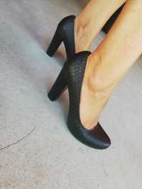 Sapatos de salto pretos