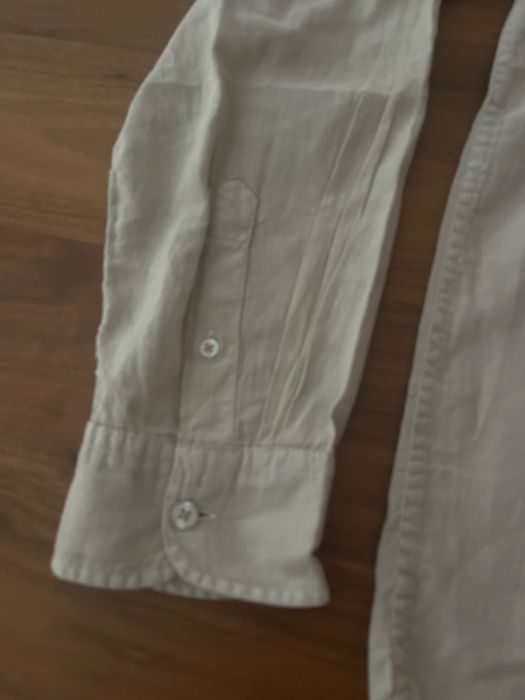 Camisa de linha bege.