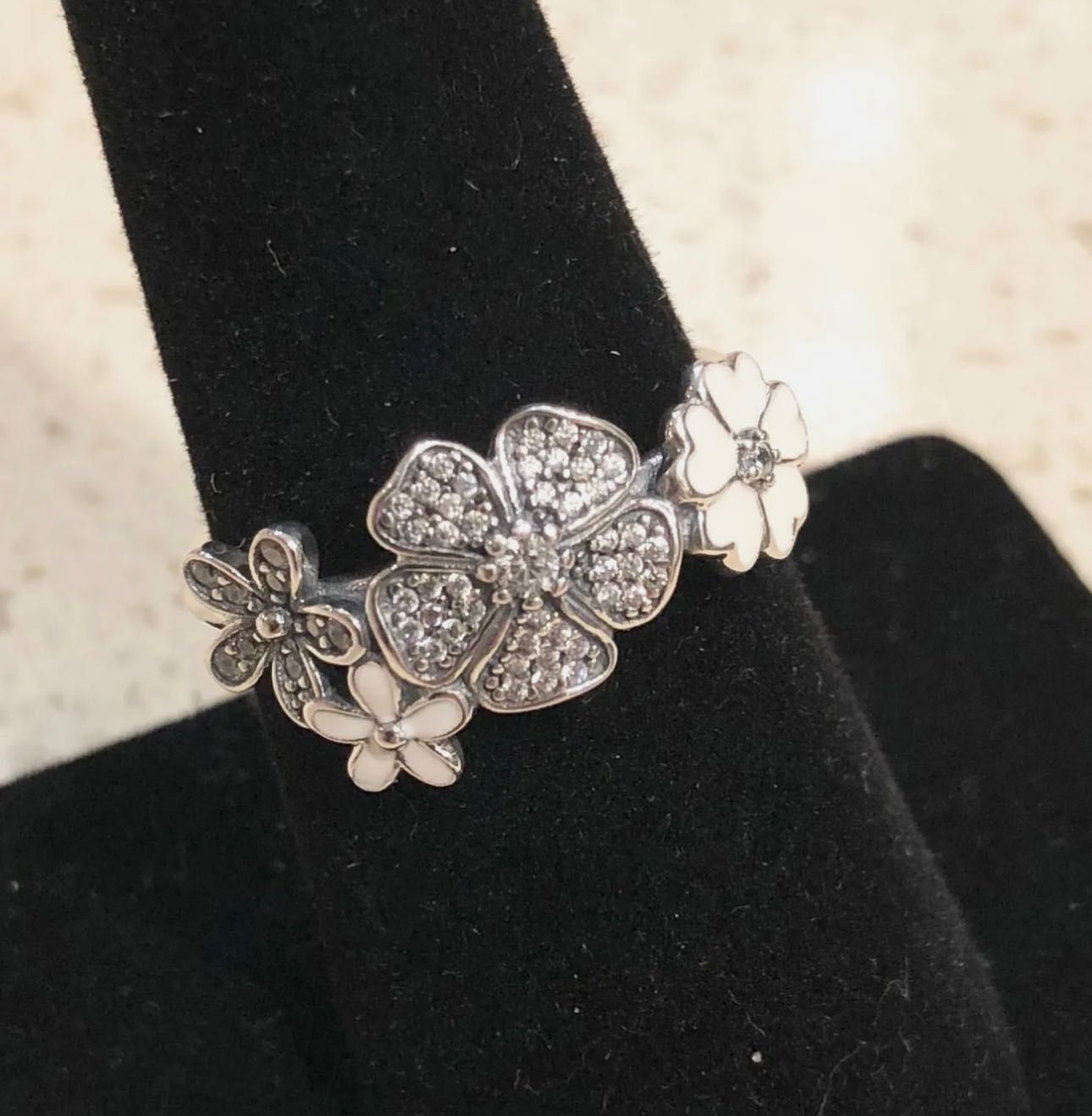 Pandora срібна каблучка з квітами емаллю кольцо Пандора оригинал 56