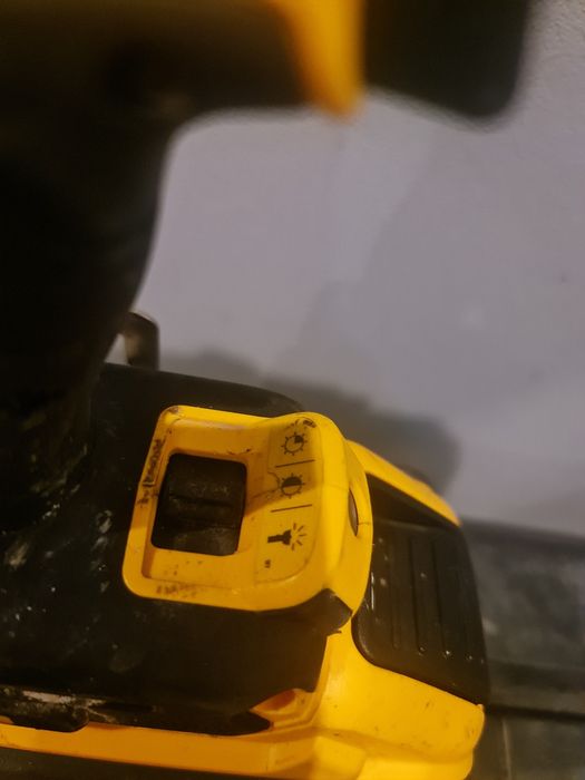 Продам безщітковий акумуляторний  шуруповерт DeWalt DCD796