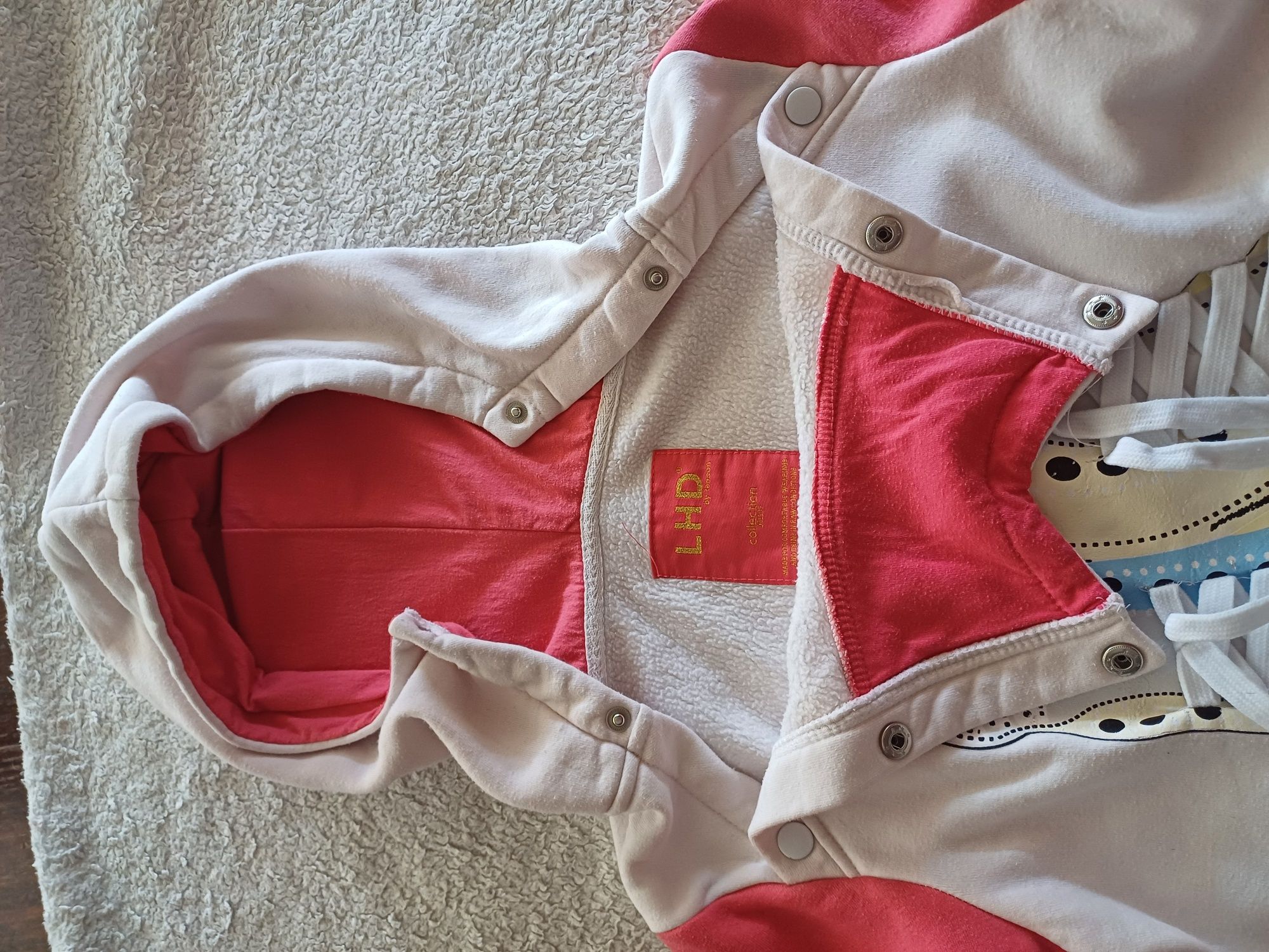 Bluza używana z kapturem LHD rozmiar S 
Widoczne zmechacenia, szczegól