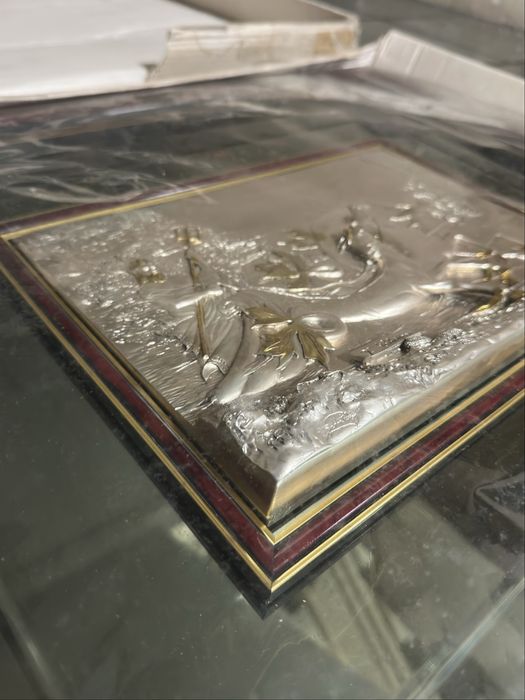 Moldura com espelho e desenhos feitos em prata