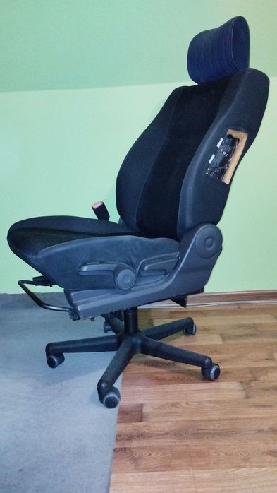 Fajny fotel kubelkowy gamingowy