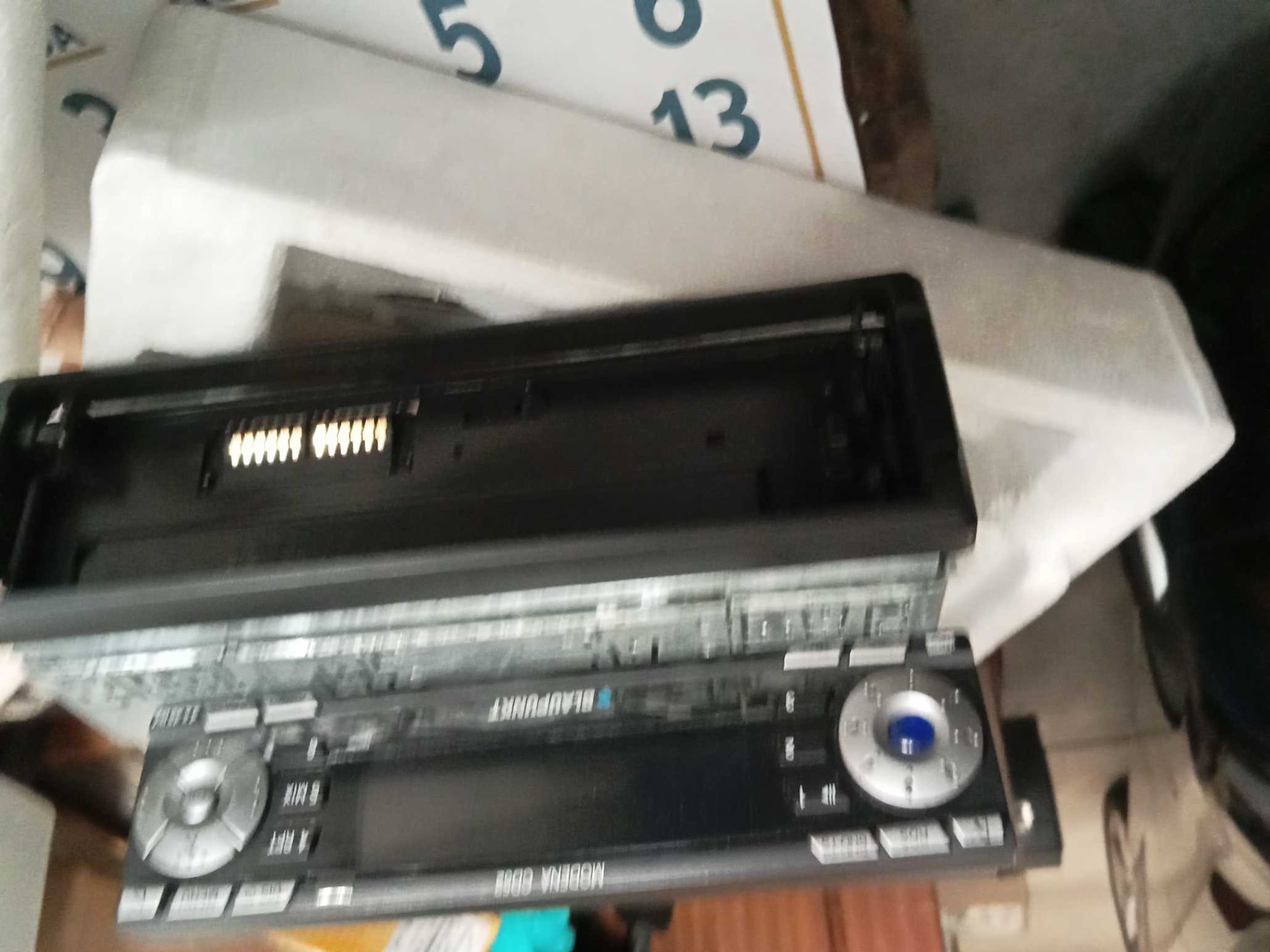 Venda de Auto Rádio com CD  Blaukpunt Modena  com painel descartável.