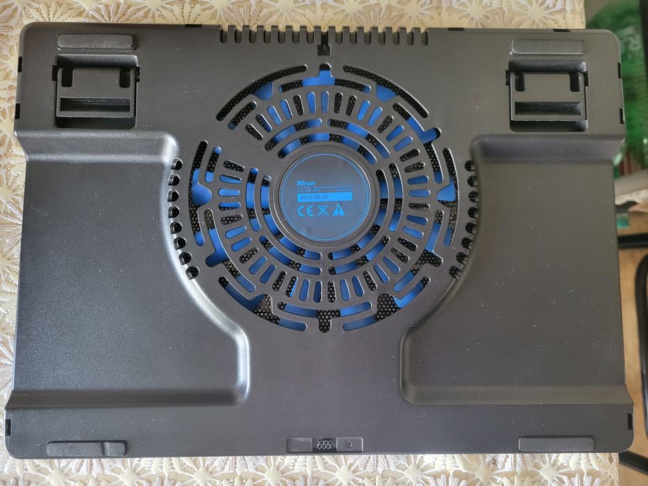 Охлаждающей подставка для ноутбука.