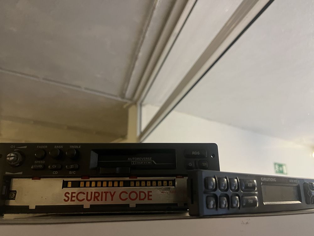 Auto radio e leitor de cassete, pronto a funcionar
