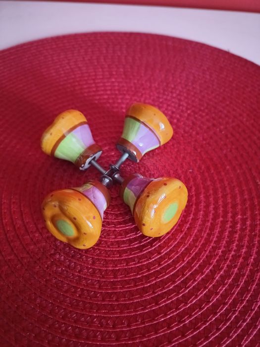 Kolorowe uchwyty, gałki do mebli dziecięcych.