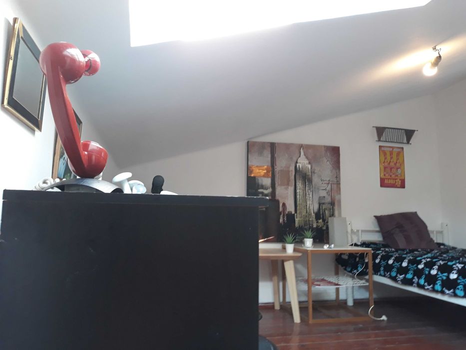 Quarto c/ WC PRIVADO num SOTÃO TETO BAIXO. Centro Lisboa