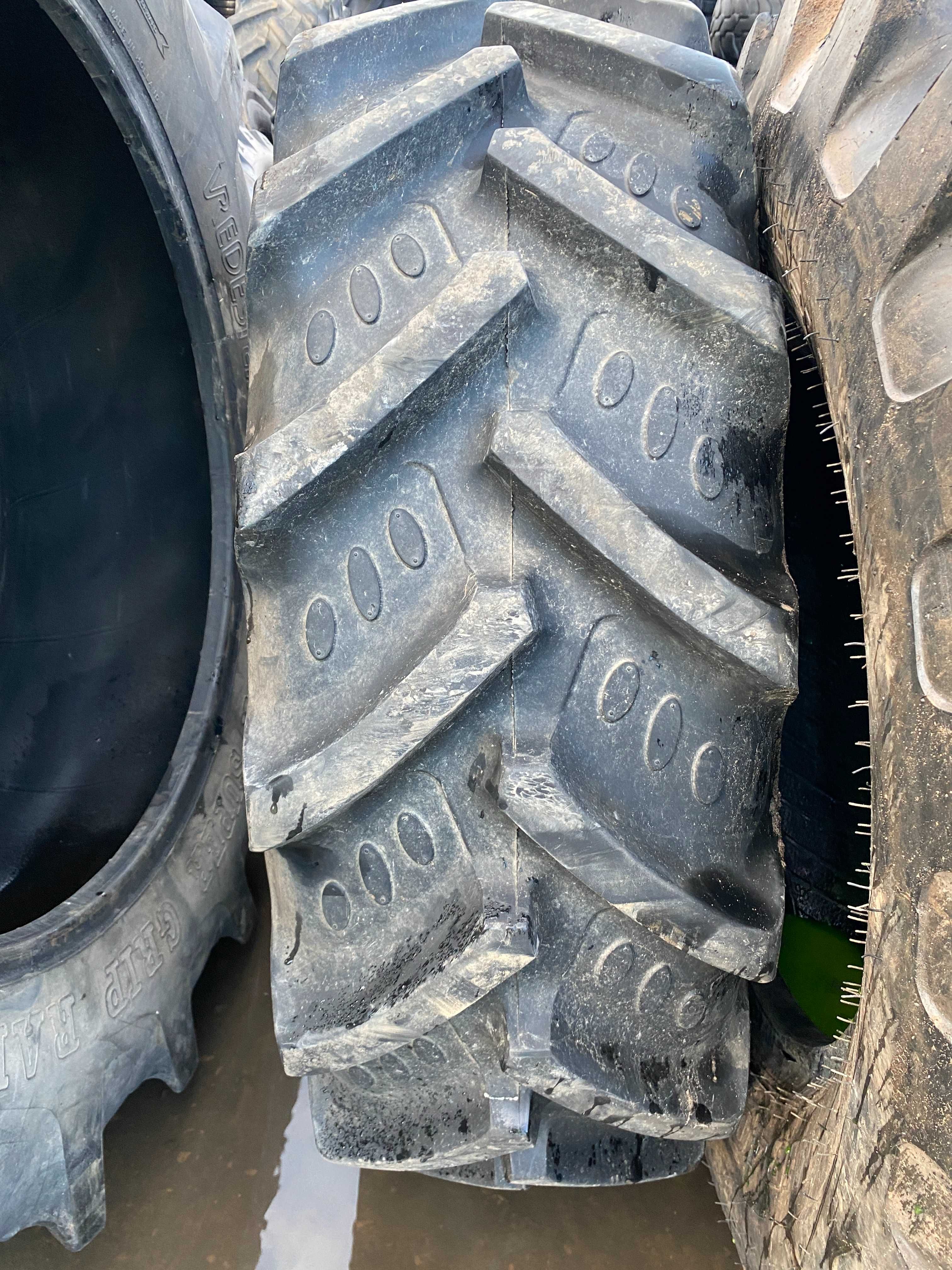 340/85r24 BKT (13.6r24)