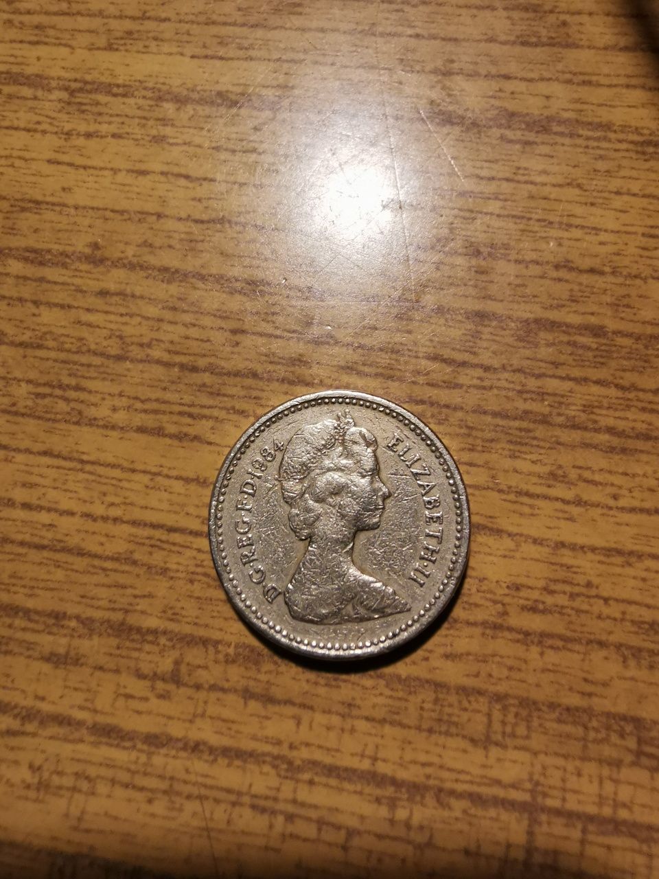 One pound 1984 napis odwrocony