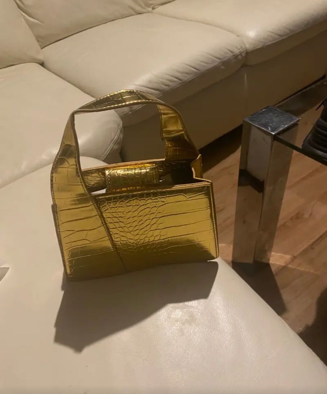 Mała złota torebka na pasku i do ręki glamour