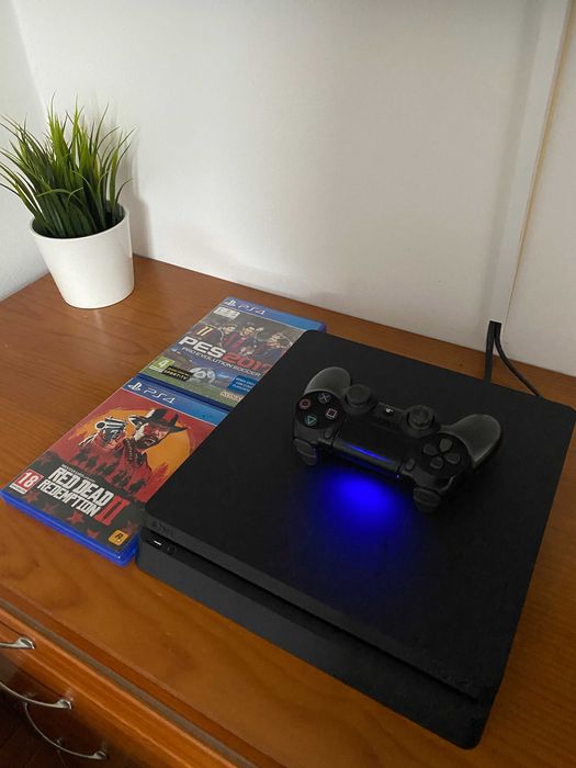 PlayStation 4 500GB + 2 Jogos + Comando Original - Tudo a funcionar!