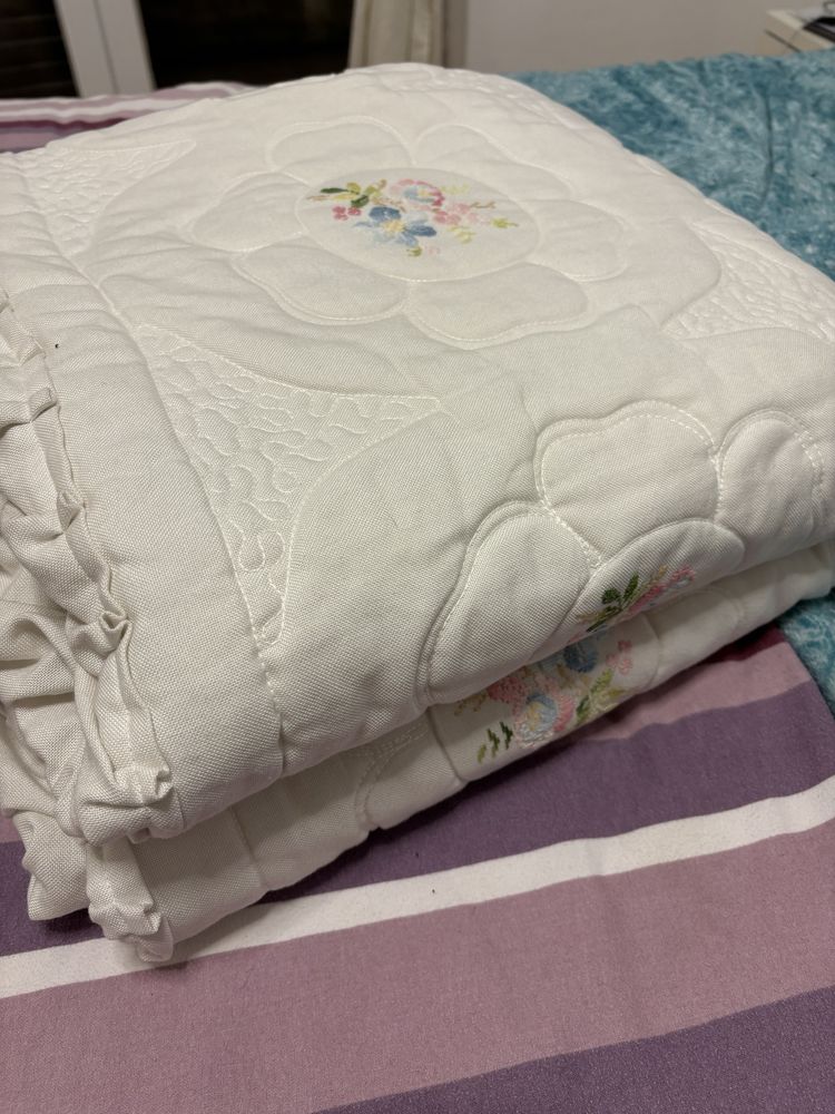 Colcha bordado manual com 107x190 + 42 cm de folho