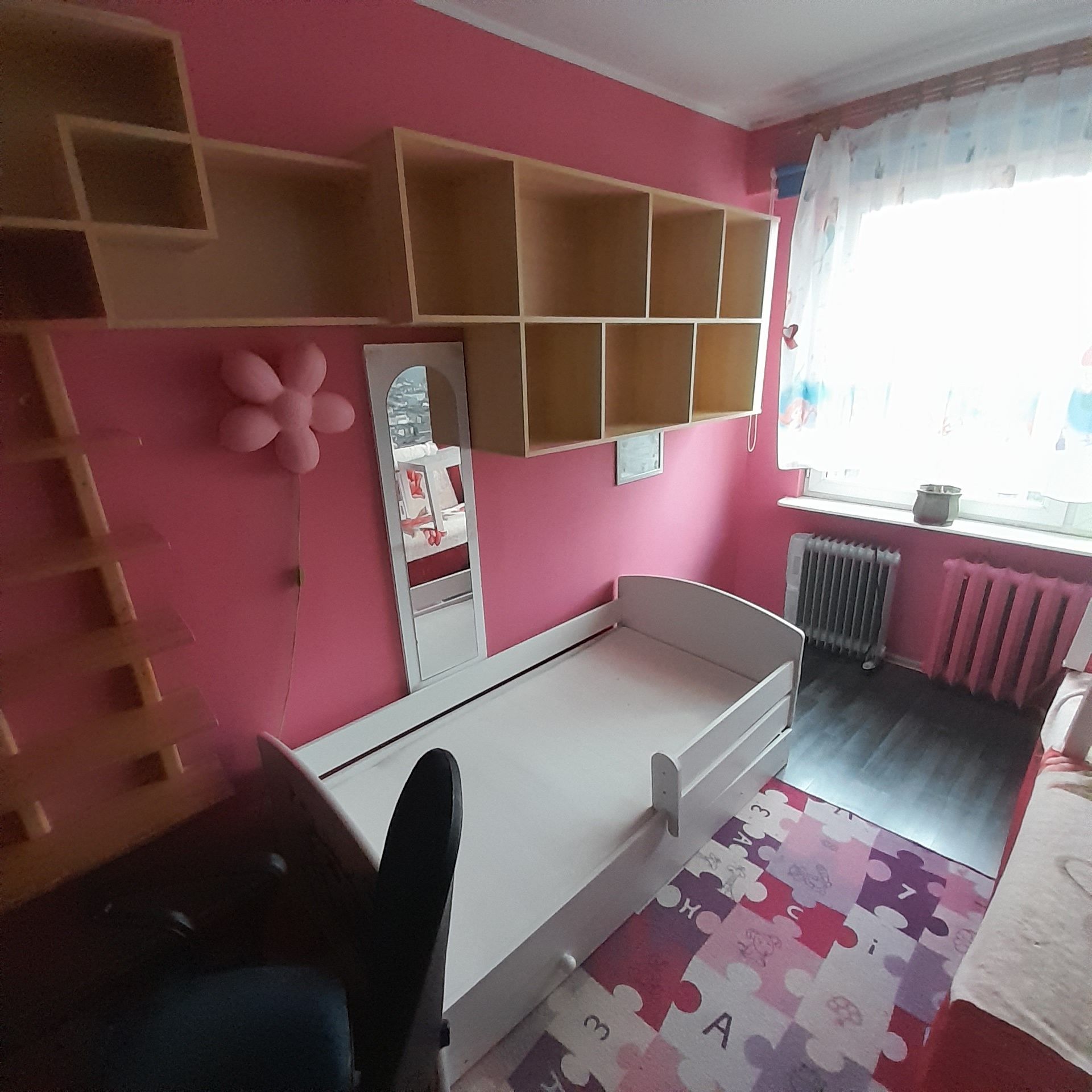 Sprzedam kanapę rogowa oraz stol bialy na 8 osob