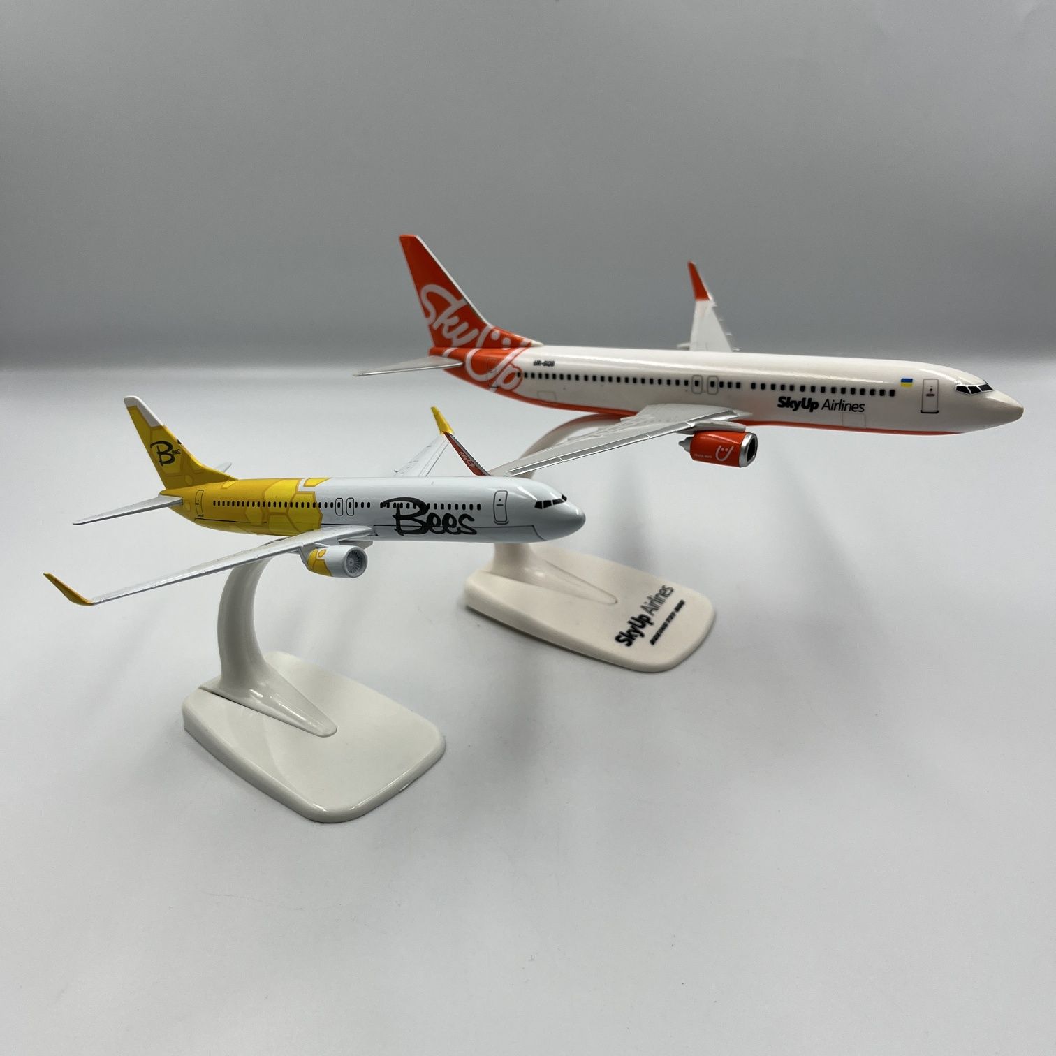 Набір 2 шт. Boeing 737 SkyUp (20cm) + Bees (16cm).Модель літака(16cm)