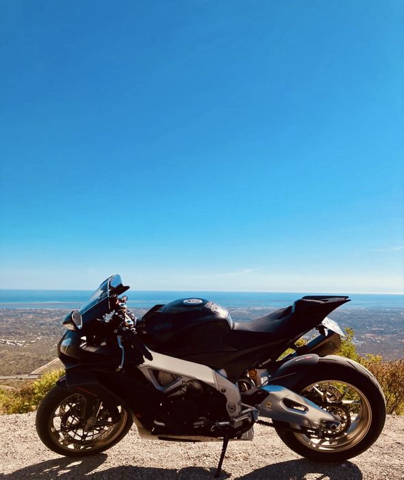 Aprilia RSV4 1100 Factory - 217 cv!